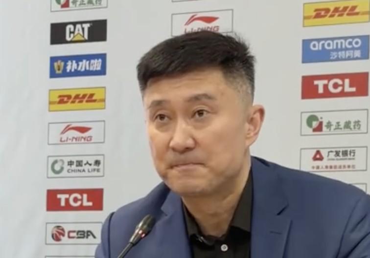 开云APP-杜锋暖心祝福球迷大爷：每次来吉林都会看到他，希望他一切顺利